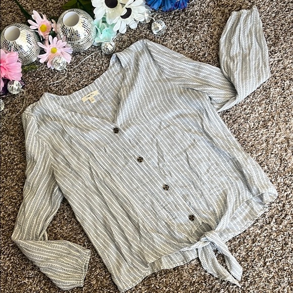 Pattern Button-Down Top - Picture 10 of 10